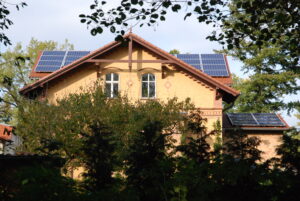 PV-Anlage auf Biberschwanzvilla am Zeuthener See, inkl. Solarwatt Module, Sunny Island Backup und Anschluss für Generator