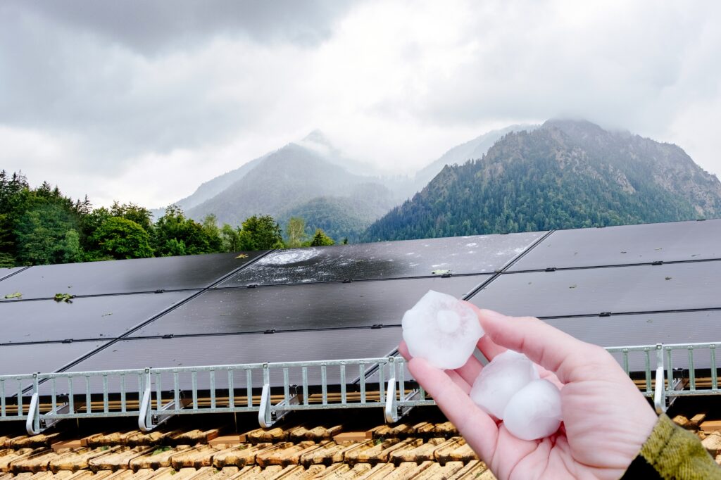 Hagel, Schnee, Blitz und Sturm - wie viel Unwetter hält eine Solaranlage aus?